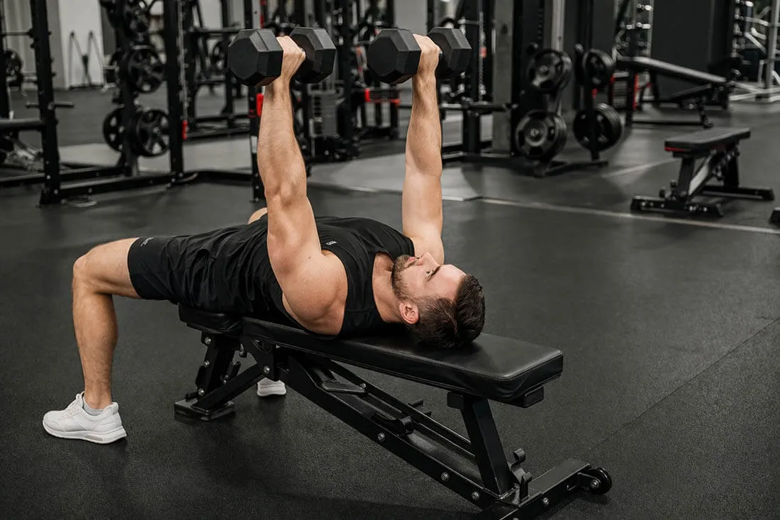 Разведение гантелей лежа на горизонтальной скамье