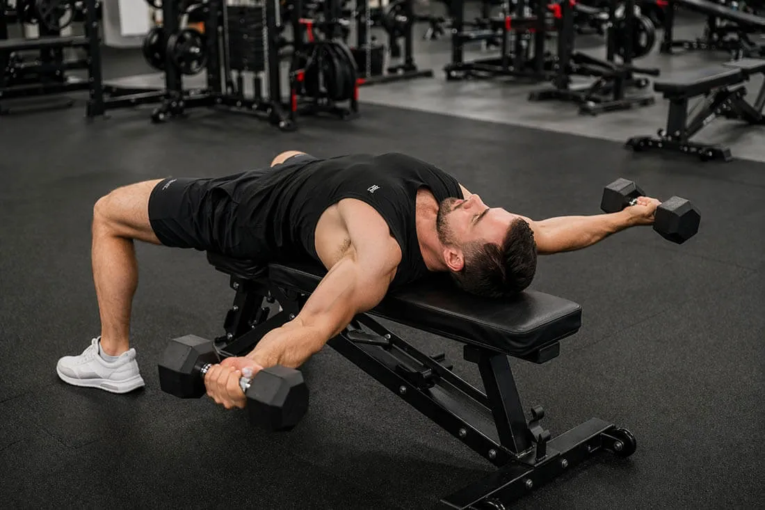 Правильная техника разведения гантелей лежа