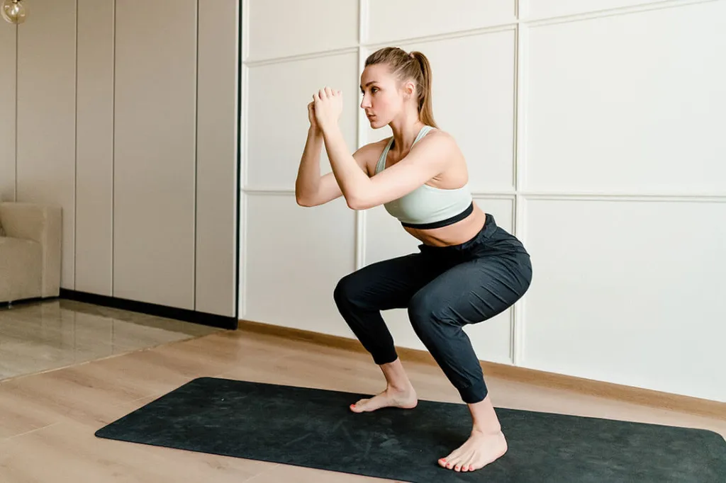 Упражнение классические приседания