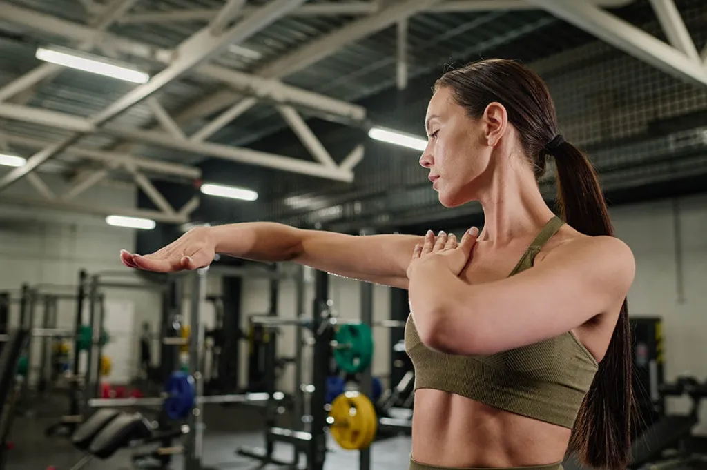 Подготовка к жиму по-французски с гантелями