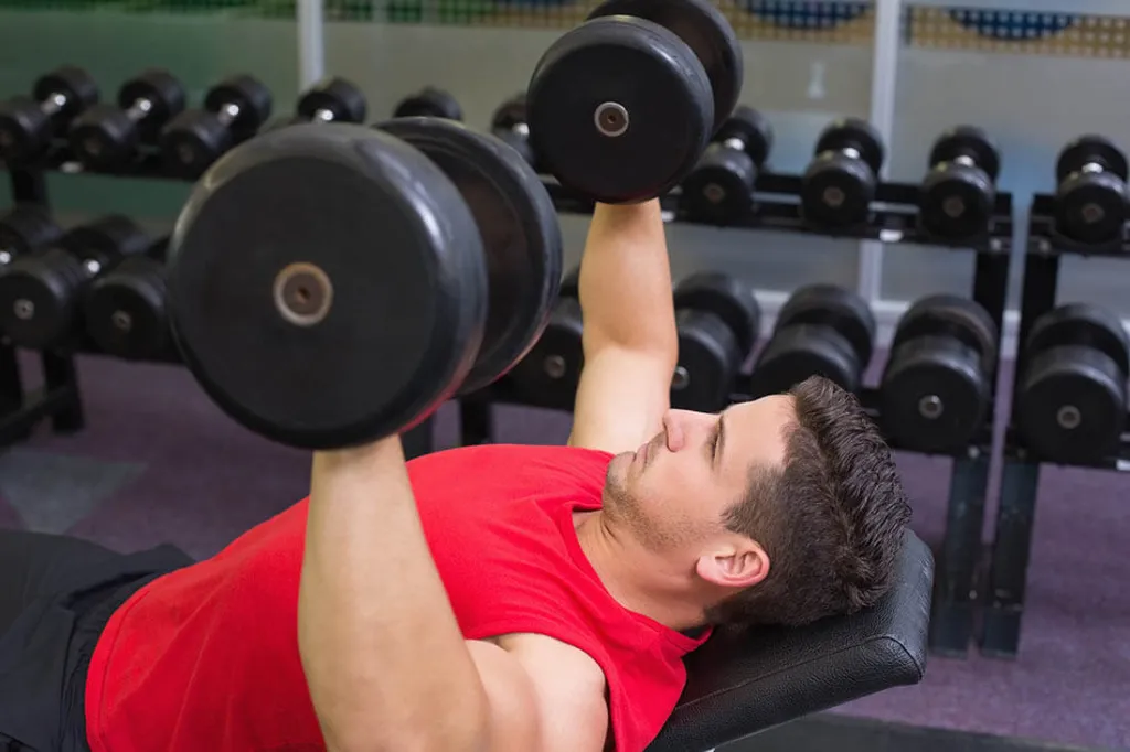 Правильное выполнение жима гантелей лежа