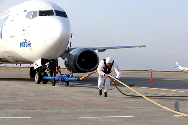 Эльбрус Нигматуллин потянул 36-тонный самолёт и установил рекорд России